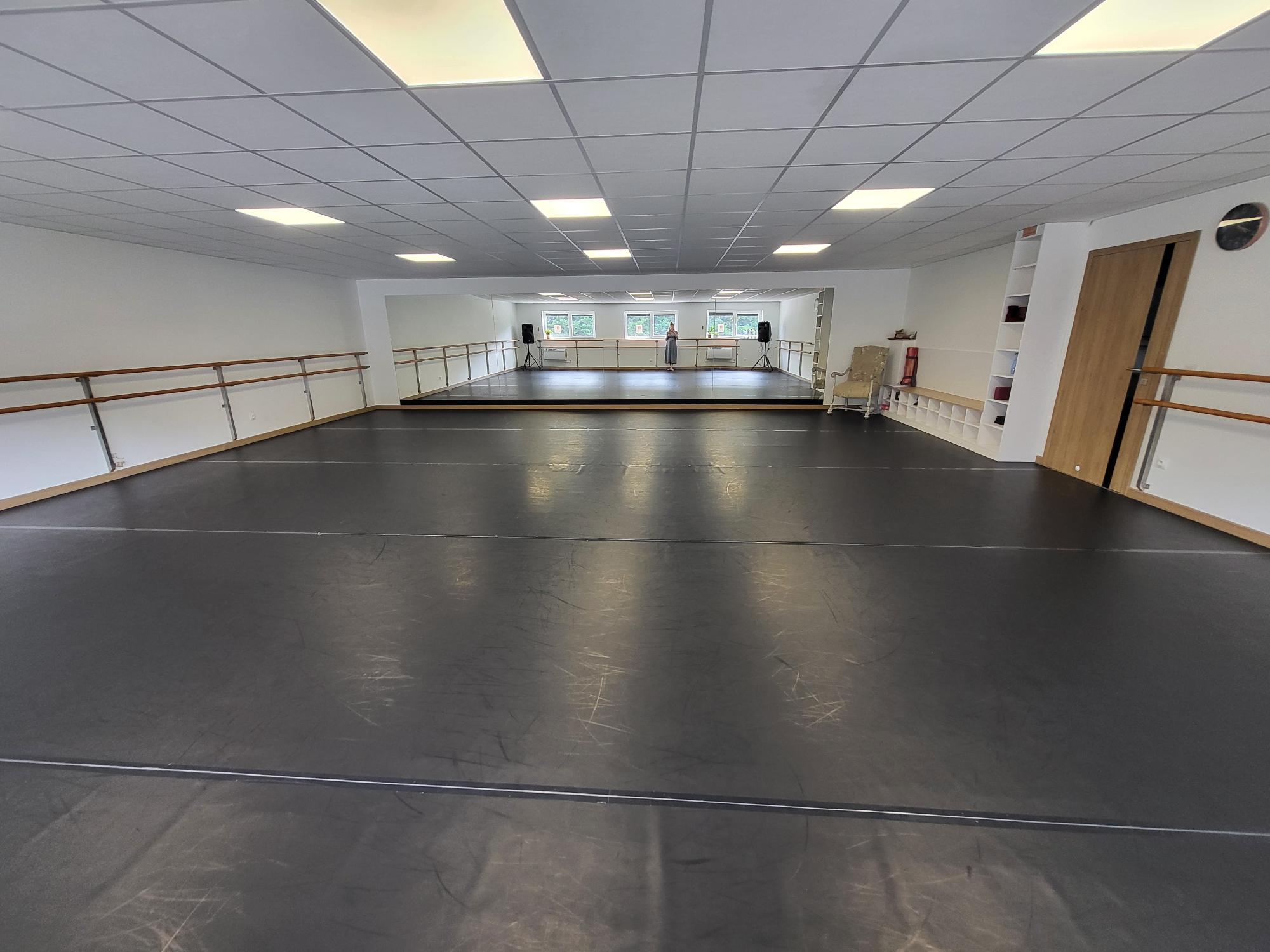 Photo de la première salle de danse de l'école cécile adamow